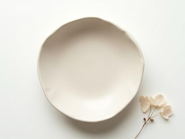 素朴な質感と控えめなデザインの陶器の皿